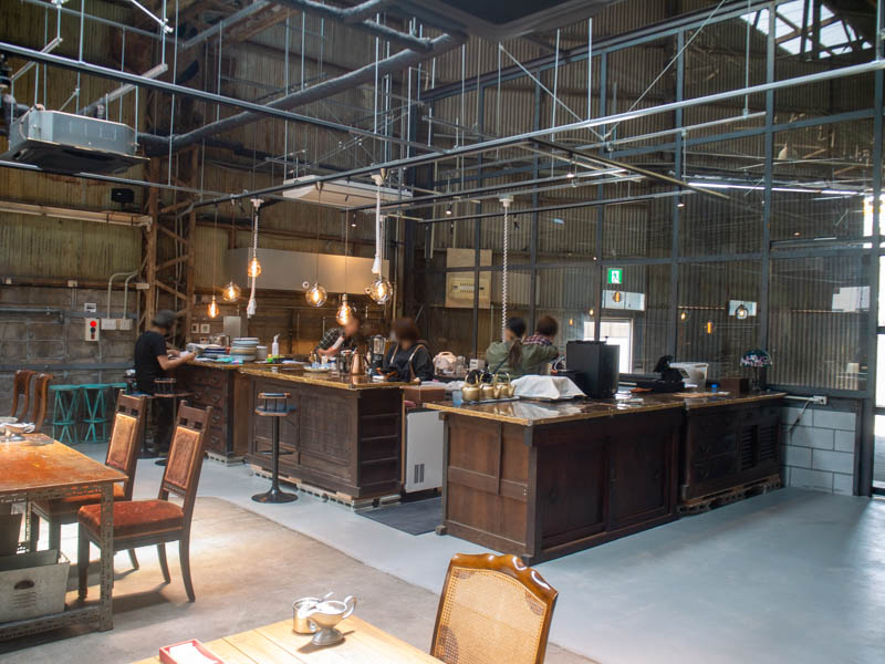 寝屋川 非現実空間へ！お洒落な倉庫カフェ「古虎厨房」リビング大阪Web