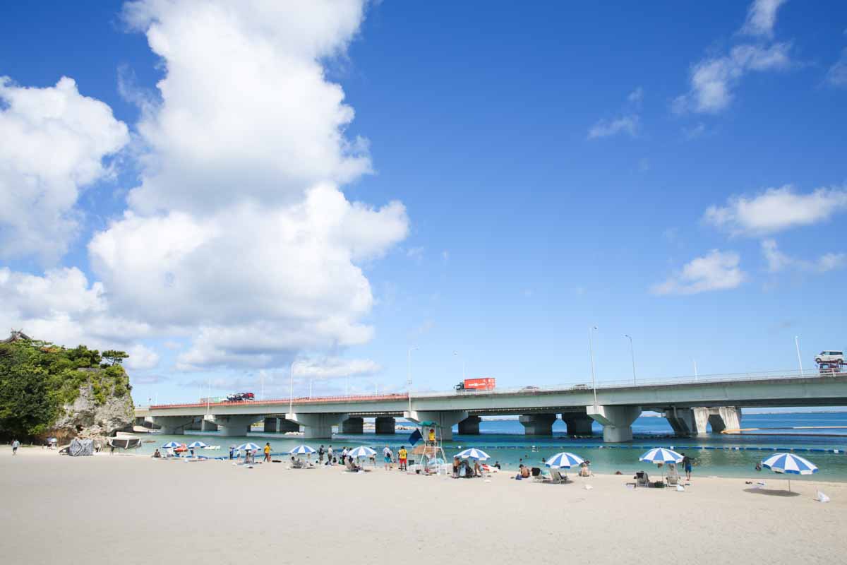 ビーチの中に道路?那覇唯一の海開きも開催「波の上ビーチ」は非日常の嵐! 沖縄本島那覇エリアの旅行記 旅行ガイド