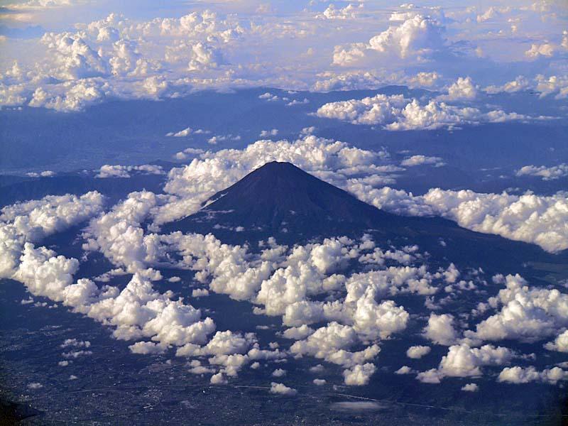 富士山どっち🗻？明日は富士山の日 ！ 機内から富士山が見えると、その雄大な姿につい見惚れてしまいますよね☺️ 実は飛行機の飛ぶルートは「航空路」と呼ばれる道があって、同じ方向に飛んでいても見える位置が変わります。JALのWEBページではご希望の路線で