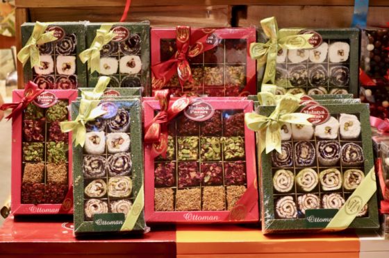 イスタンブールトルコのグランド バザールで色 - お土産のストックフォトや画像を多数ご用意