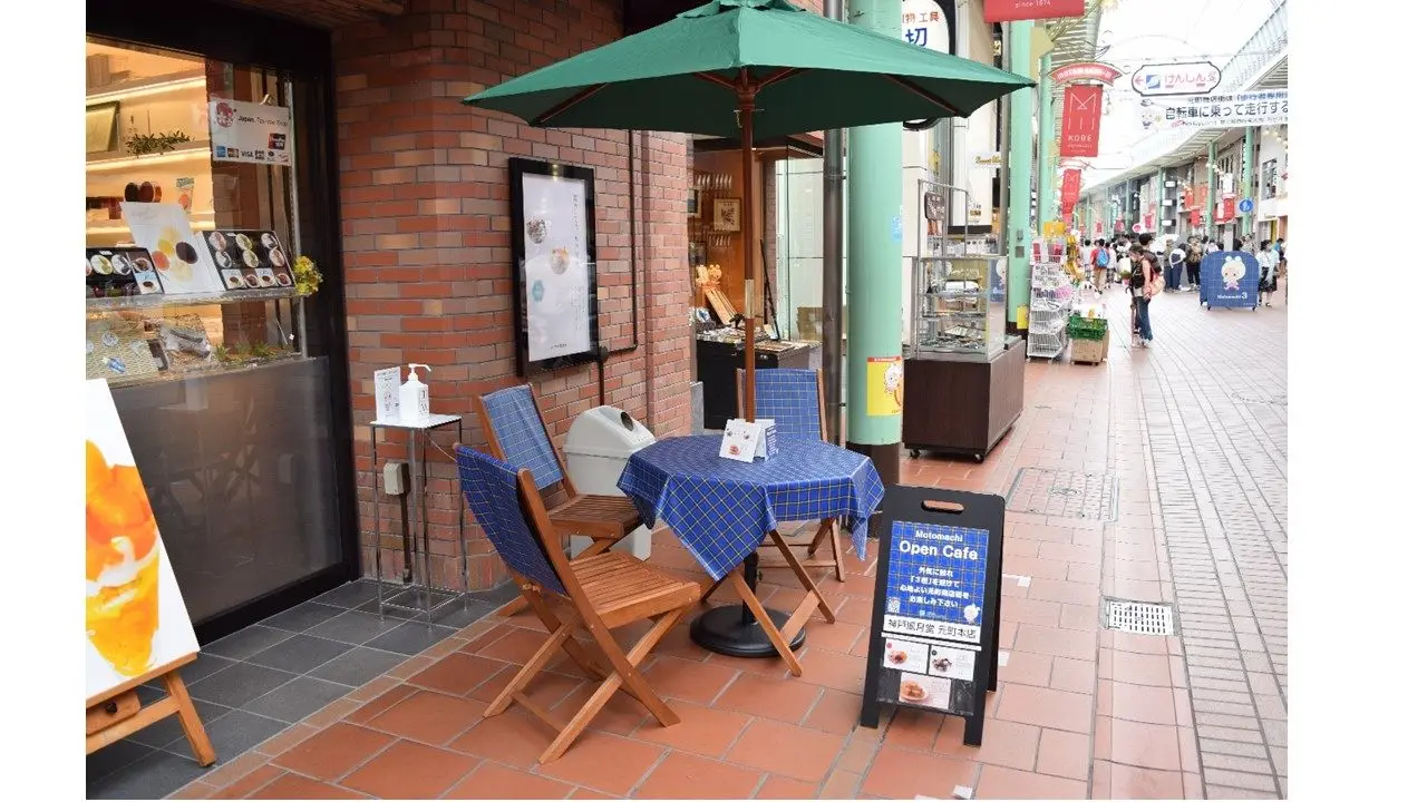 この並びが見れんくなるかなぁ😭 @maisondumarche元町商店街で一際目立つ、恐竜と真実の口が並ぶ家具屋さん「メゾン・ド・マルシェ」さん。 前を通ったら「閉店」と書かれた旗がいくつもあって､､､建物の一階と2階に恐竜がひしめき合ってて、見たことある人も多いか