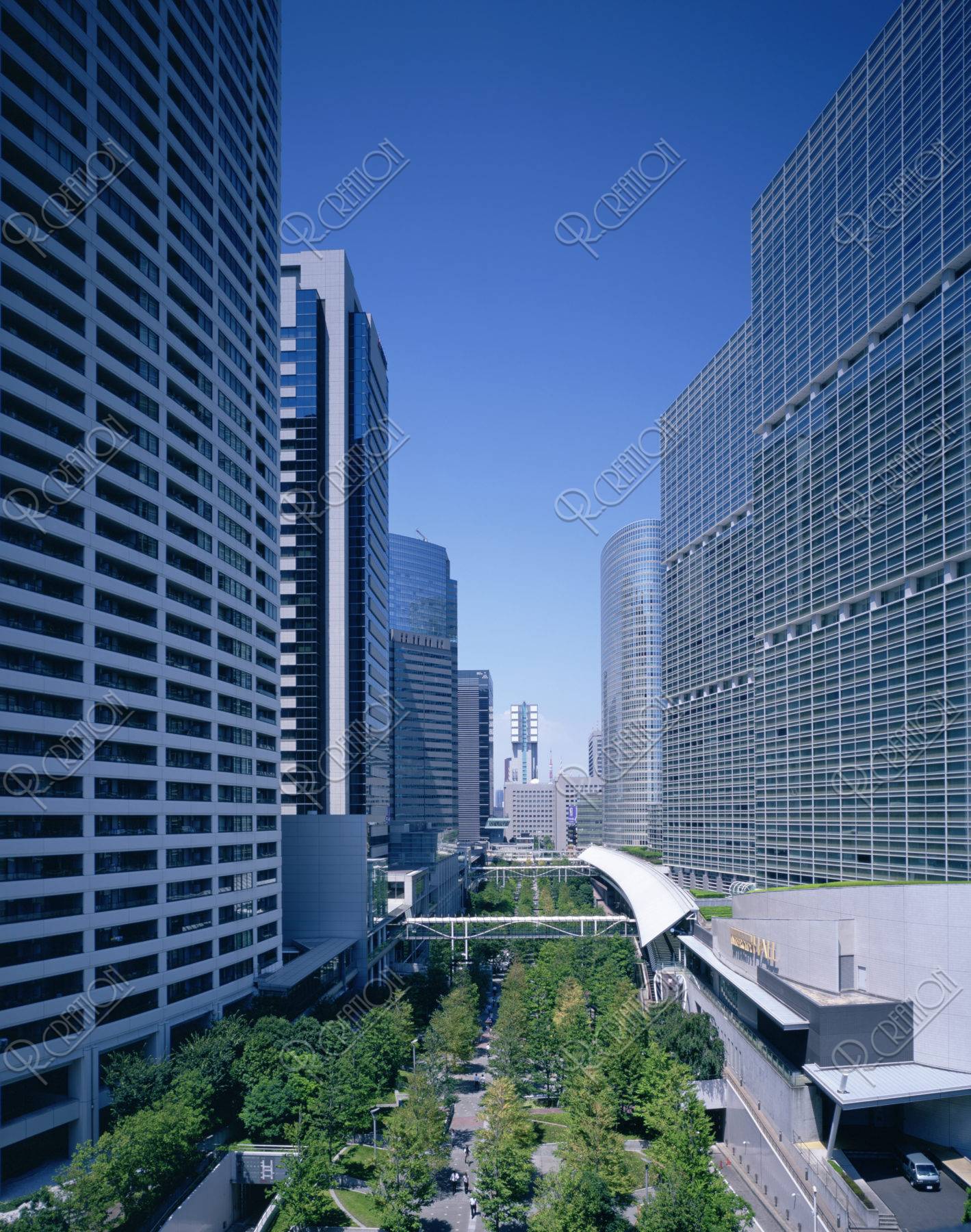 海と都会 ビル群：イラスト無料