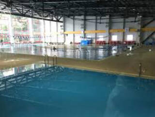 障害者対応研修こもれび山崎温水プール 午前中は、座学と陸上での視覚障害者疑似体験と車イス体験