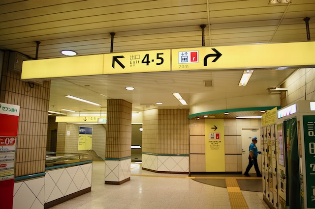 4カ国語・絵文字で駅案内 東京メトロ、看板刷新 - 日本経済新聞