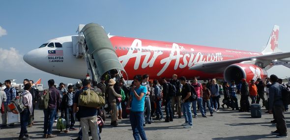 ネパールの首都で小型機が離陸に失敗し炎上、18人死亡・1人救出ロイタ