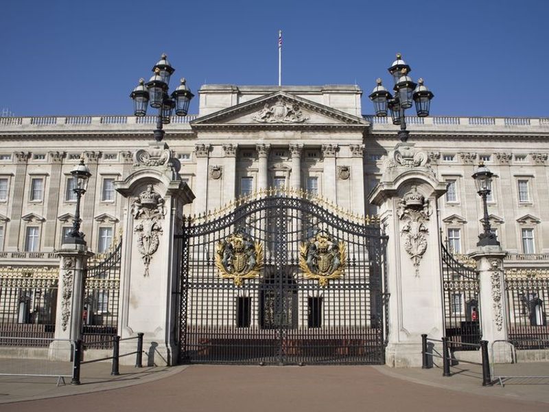バッキンガム宮殿へ世界一周旅行ならピースボートクルーズ