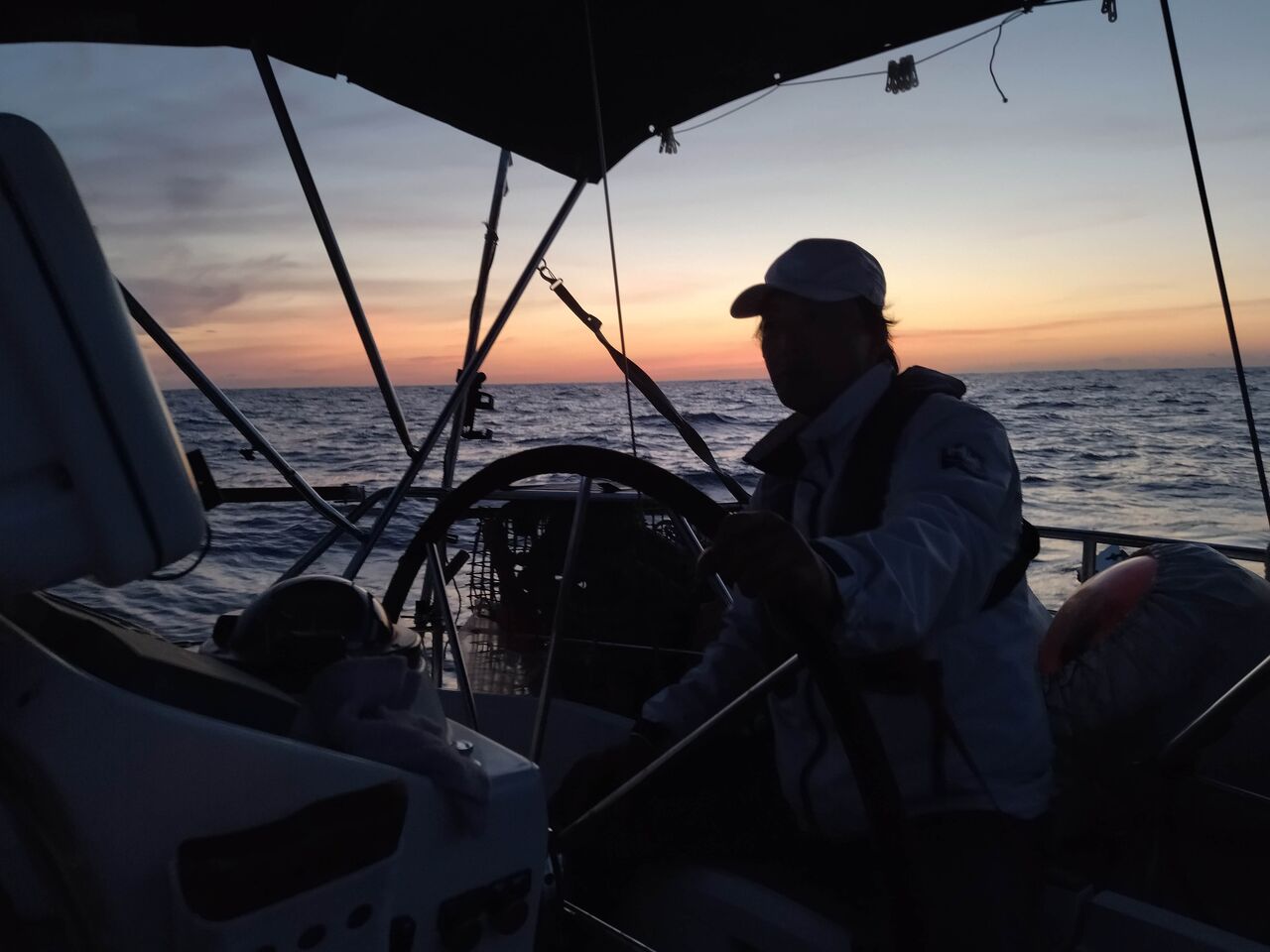 絶海にそびえる高さ100mの岩柱！ 伊豆諸島の最南端にある「孀婦岩」とは何かアーバンライフ東京