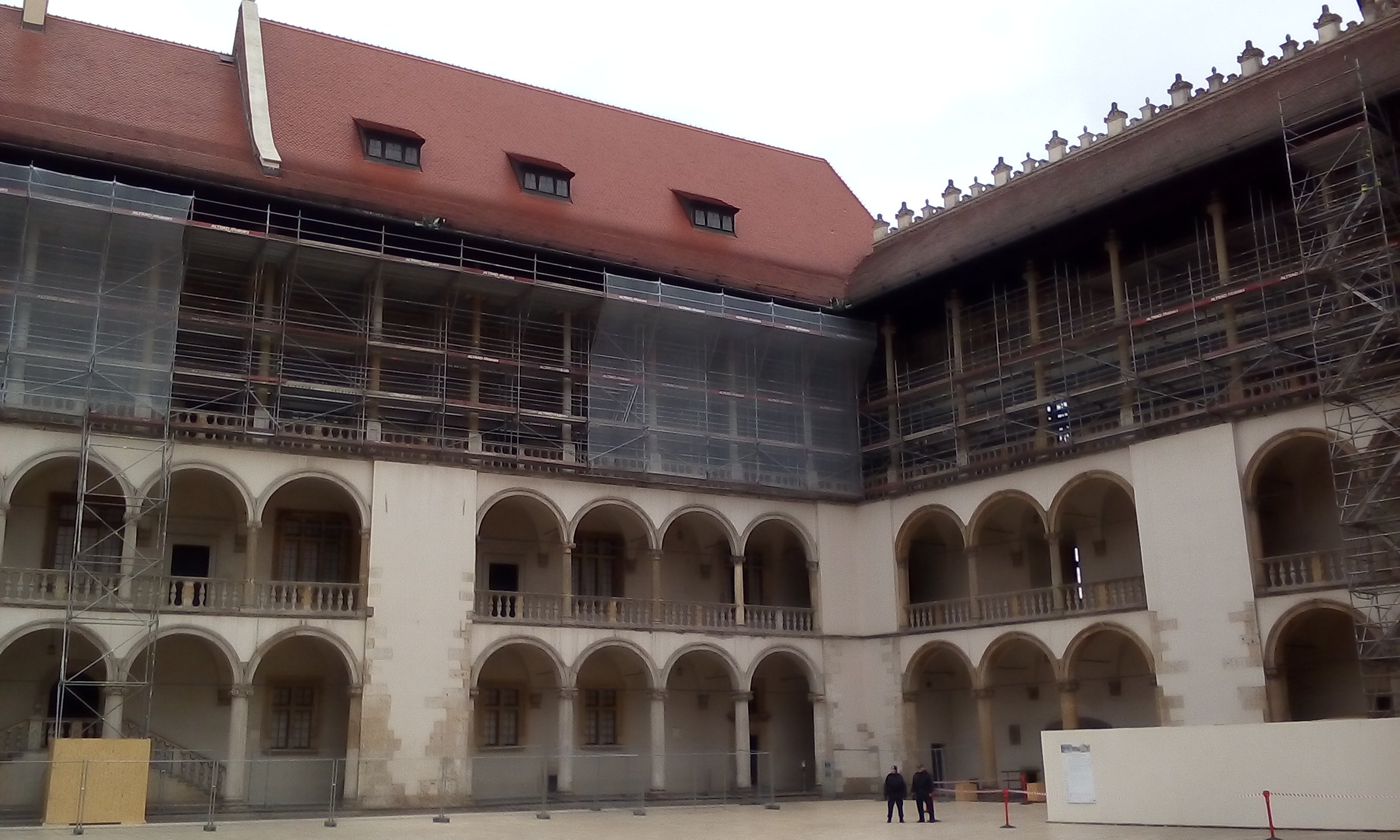 ポーランド、クラクフのヴァヴェル城から。添乗員 森田 世界の旅