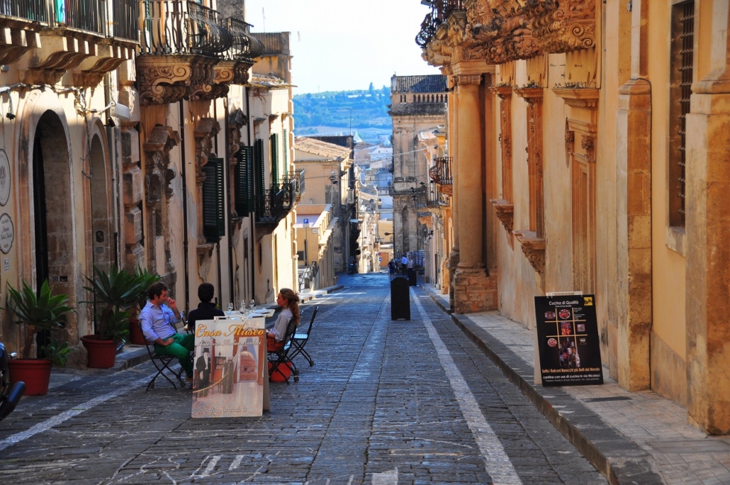 2017年イタリア・シチリア島旅行記 第28回 夜のラグーザ旧市街を歩く : マリンブルーの風