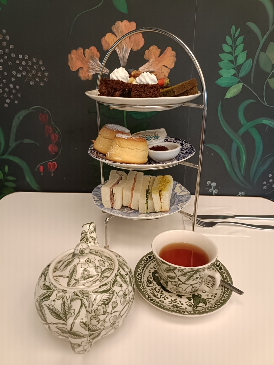ホテルの高級アフタヌーンティーみたい」 万博英国館で物議のアフタヌーンティー、「おうち手作り」に驚きの声Hint-Pot