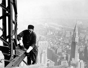 エンパイア・ステート・ビルで、ニューヨークの光り輝く摩天楼を上から眺めよう。トリドリ