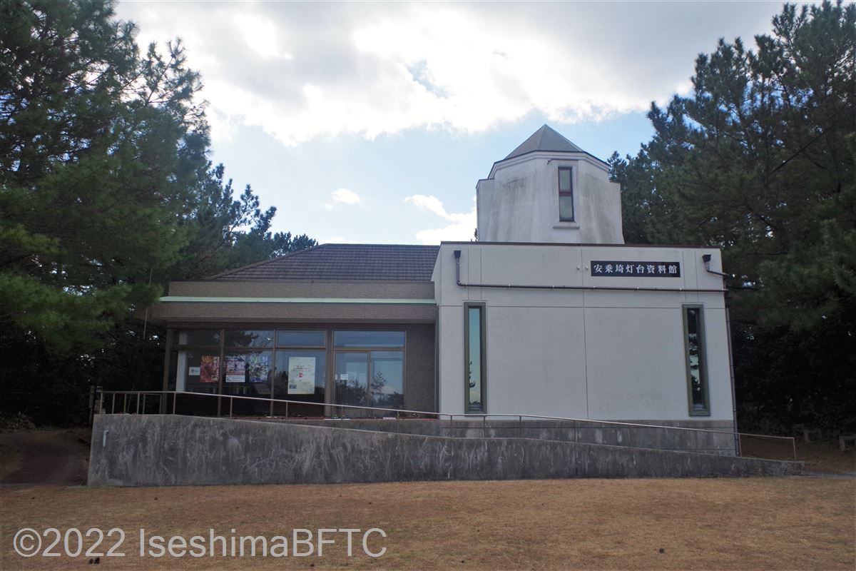 安乗埼灯台のフリー写真素材「安乗崎園地の芝生広場」三重フォトギャラリ