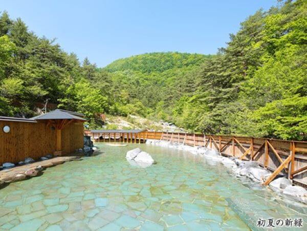 群馬・草津温泉「西の河原露天風呂」毎週金曜は『混浴の日』混浴露天風呂でライトアップを楽しむ ※特定日を除く 湯あみ着着用。