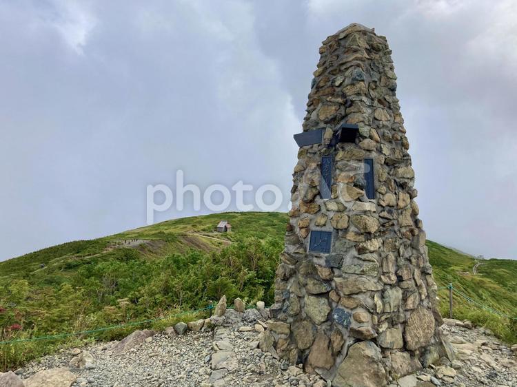 静岡県袋井市 油山寺のケルン油山寺の山道を歩くとところどころに石を積み上げたケルンがありますり 元々ケルンは登山で亡くなった方を弔うものとして登山 者が積み上げたものという意味と登山者が道に迷わないための道標という意味があるそうです。 見事に積まれた油