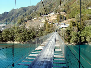 スリル満点な空中散歩！十津川村「谷瀬の吊り橋」でしたい5つのことRETRIP リトリップ