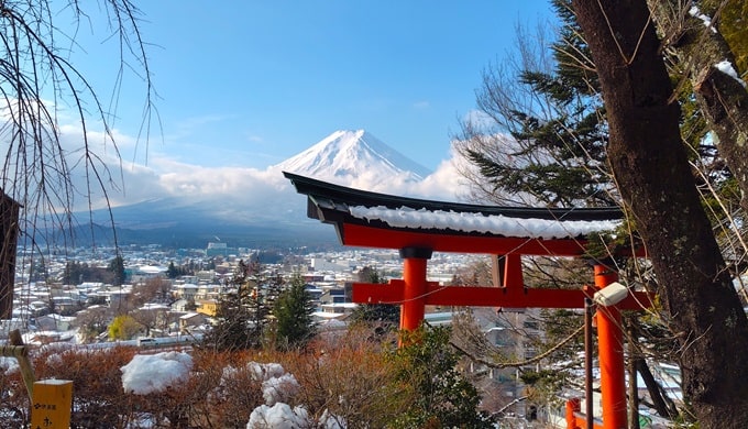 1月からちょこちょこ出してきた富士山の写真も一応これが最後！ 新倉山浅間公園へ行ってきました！ こちらと富士吉田の本町通りと同様に外国人観光客の方が沢山！ものすごい人だかりで驚きでした。