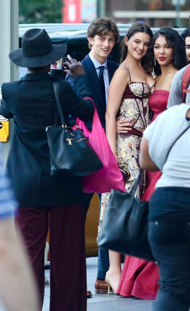 スリ・クルーズが路上で彼氏にキス、正式に初恋を告白