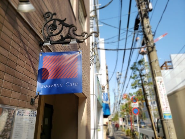 KITTE内にある東京LOBBYは朝7時オープン。朝からビジネスや読書に使える落ち着いたカフェです♪東京早朝カフェ