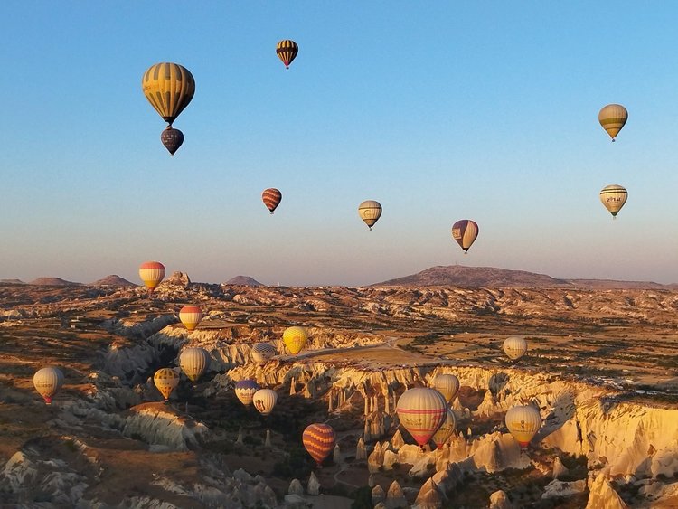 ついに念願だったカッパドキア気球ツアー。早朝4時にピックアップしてくれて、気球 に乗り、1時間くらいの浮遊旅行。絶景の数々に心を踊らせた。お値段は1人22,000円くらい。世界中でここでしか見られない絶景。最高すぎた