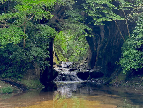 都内から日帰りで行ける！緑と川が映える洞窟🌳✨ 千葉県の秘境として知られる「清水渓流広場」。ホタルが見られることでも知られる名スポットですが、実は広場内にある洞窟がSNSで人気を集めています。「濃溝の滝・亀岩の洞窟」の特徴は、洞窟のトンネルから滝がいくつ