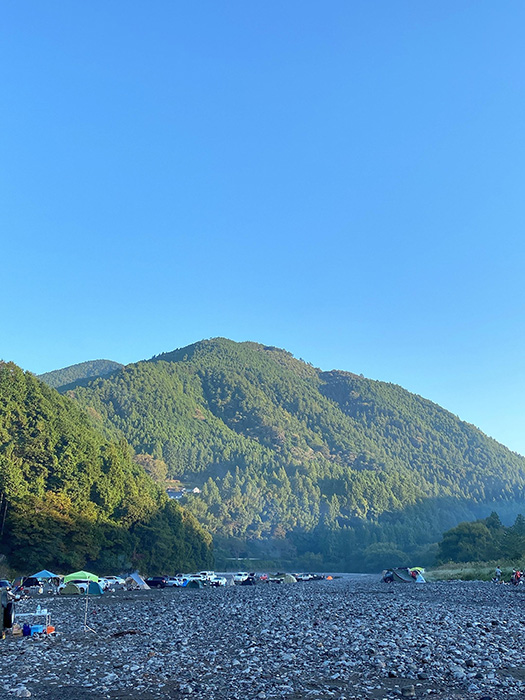 石神の里 キャンプ場静岡県浜松市阿多古川予約天竜区川遊びサウナ - 静岡県浜松市天竜区に流れるあたご川沿いの キャンプ場です。1日18区画限定の車を乗り入れられるオートキャンプサイト。広々としたサイトで、ゆったりとしたプライベートな空間