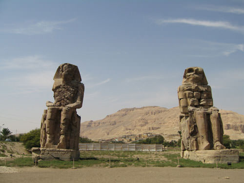 メムノンの巨像