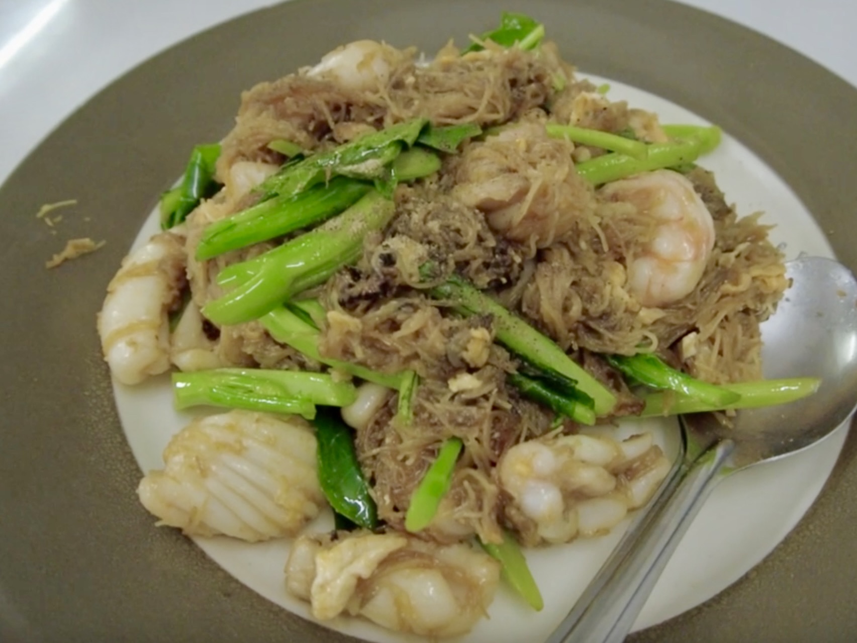 東桜パクチー人気の麺ものです♪ ☆1枚目はタイの焼きそば「パッタイ」です。 特製のタマリンドソースで甘辛く仕上がっております♪ ☆2枚目はタイ の焼きうどん「パッシーユ」です。