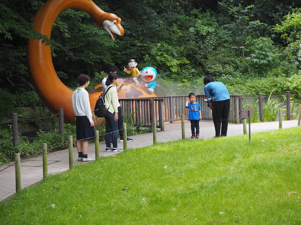 渋谷に「どこでもドア」巨大モニュメント 藤子・F・不二雄キャラ11体集合 -