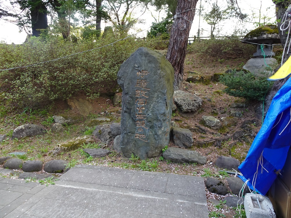 上杉神社の境内に、静かに佇む春日神社。, かつて上杉鷹山公が、, 藩主としての決意を誓詞にしたため, 奉納した場所です。,17歳で家督を継いだ鷹山公は、, 莫大な借財に苦しむ米沢藩を立て直すため、,