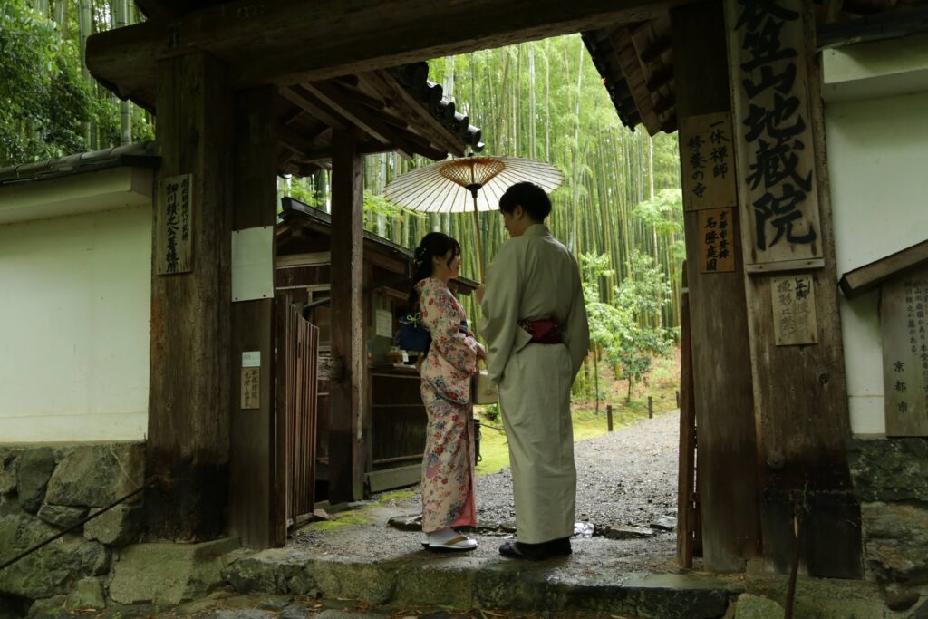 雨の日こそ京都で着物レンタルが楽しい雨の日に着物を楽しむコツとおすすめスポットなど - 京都着物・浴衣レンタル 咲く都