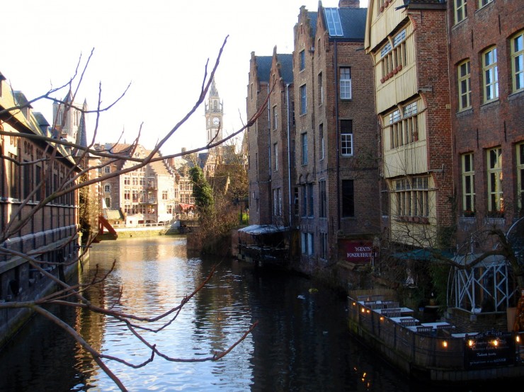 ブルージュの典型的なベルギーの街並みヨーロッパ観光コンセプト 運河と古いフランダースの家 写真背景 無料ダウンロードのための画像