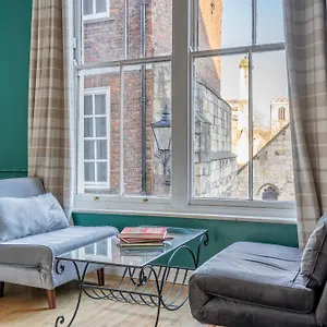 ヨークの古い町並みShambles シャンブルズ 通り現地スーパーを巡る海外旅行とベルファスト回顧記