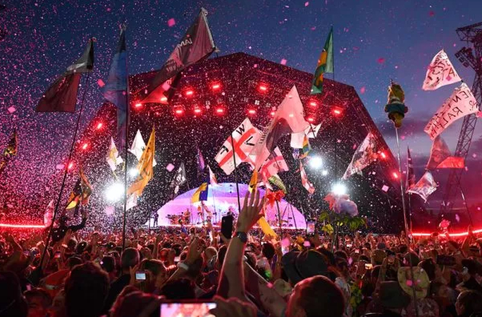 グラストンベリー2025に集ったファッショニスタたちを追跡！ 個性が煌めく最旬フェススタイルをお届けVogue Japan