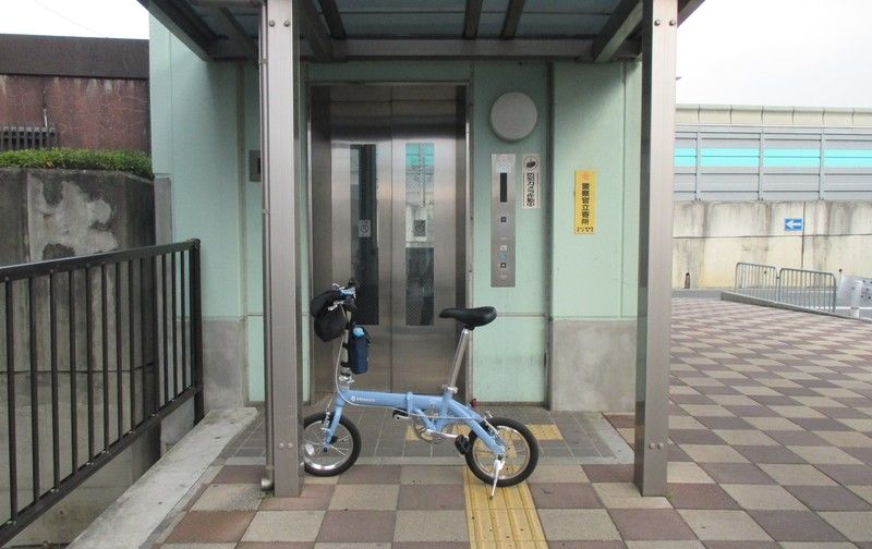 閉鎖された階段の前でエレベーターに行列ができる渋谷駅東口歩道橋 - シブヤ経済新聞