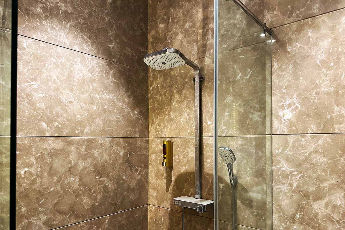 ムンバイ空港のGVKラウンジは内装が超きれいでシャワーもすいてる！ - araichuu.com