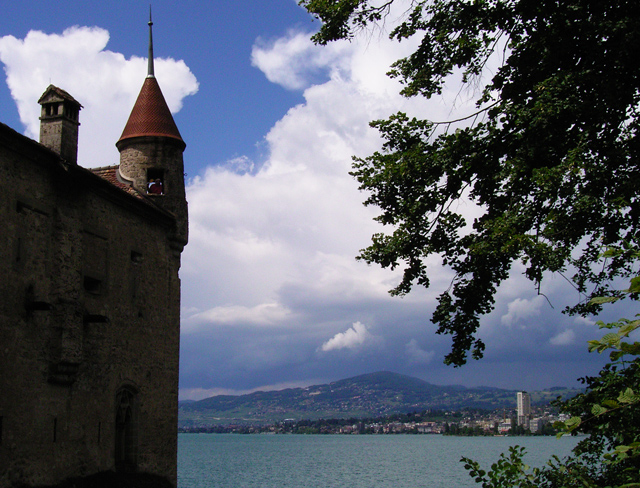 スイスのシヨン城: 湖畔の歴史的な魅力を探る