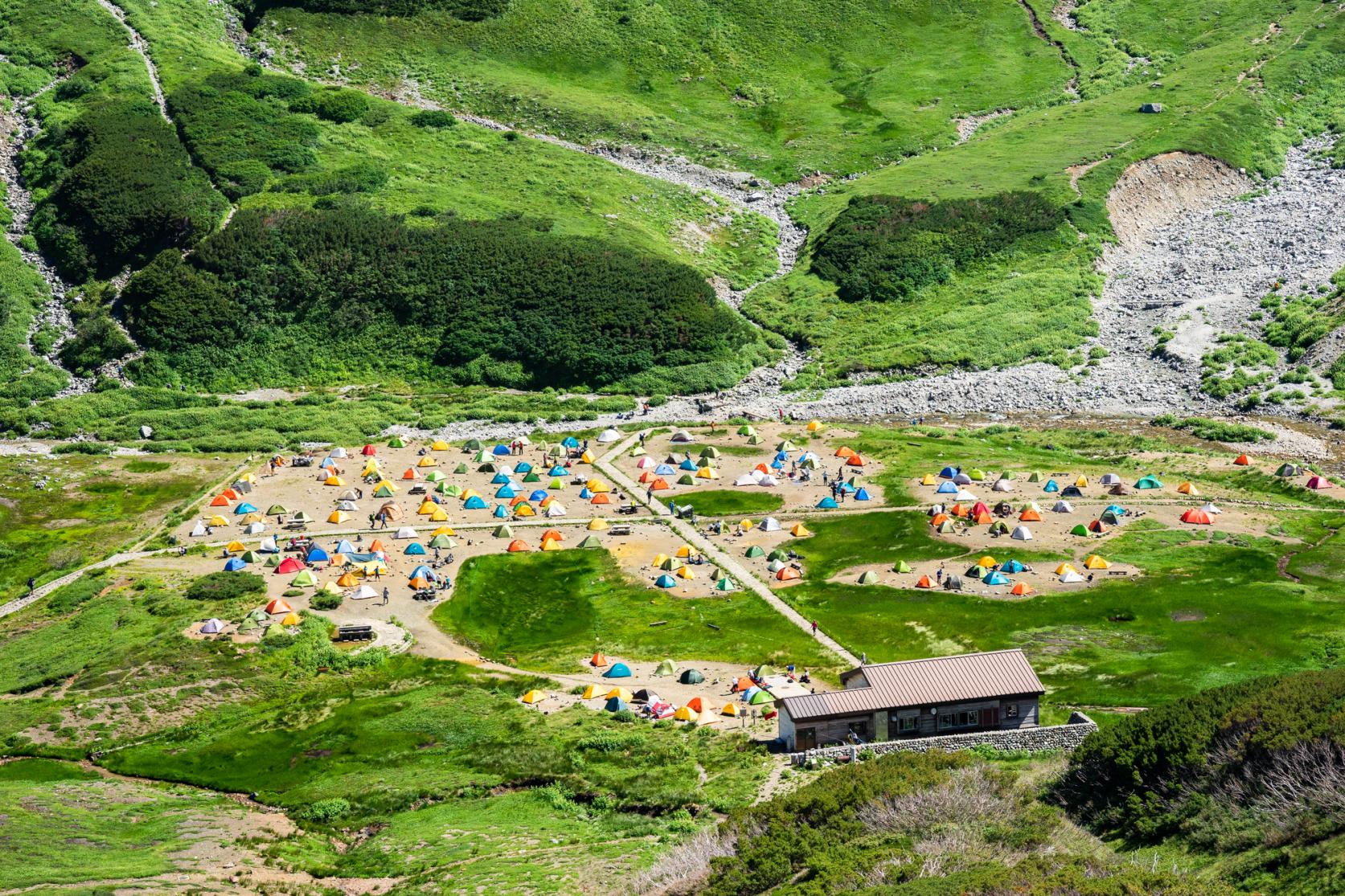 テント泊登山 室堂周辺で唯一のテント場。「雷鳥沢キャンプ場」北アルプス山小屋大全 FUNQ- Yahoo!ニュース