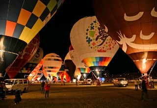 動画あり 秋の夜を照らす光球の美 熱気球の夜間係留、無観客開催 佐賀市