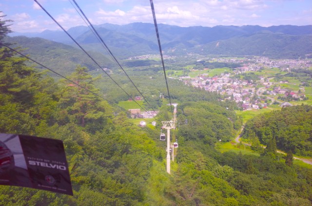 標高1400mビーチリゾート「白馬マウンテンビーチ」長野・白馬八方尾根に、ゴンドラサウナやグルメバー - ファッションプレス