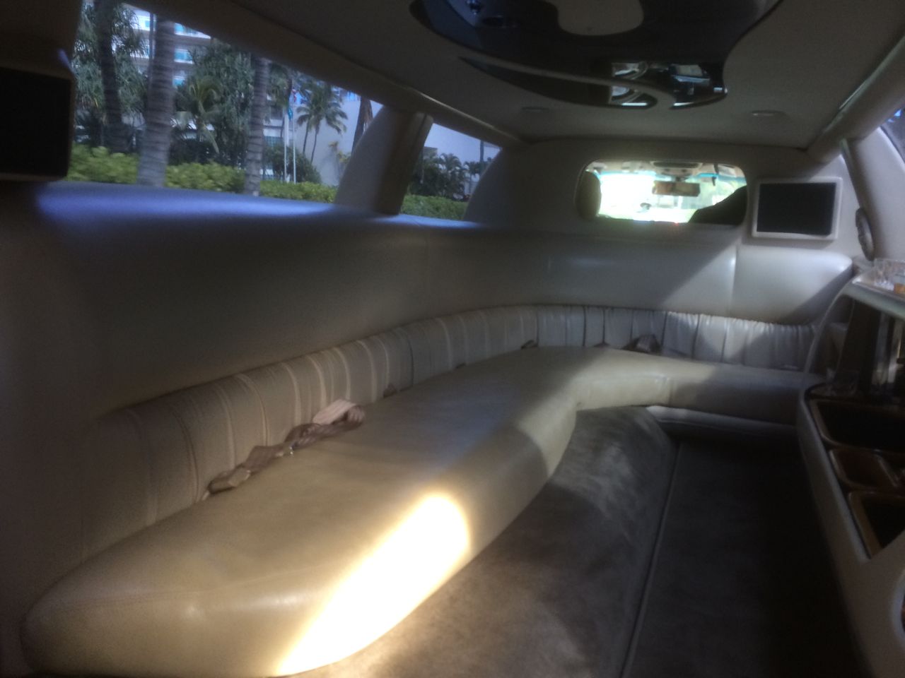 運転手は、紳士が中に入るようにリムジンの開いたドアを保持しますPremium写真