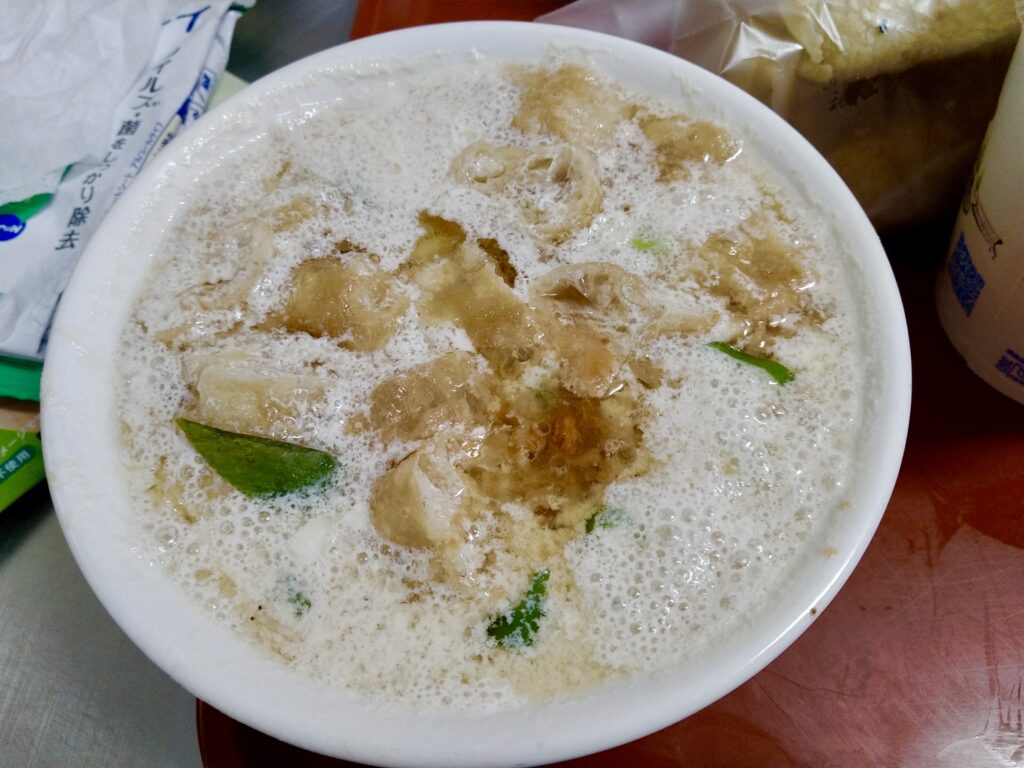 台湾・朝ごはんの人気店「阜杭豆漿・フーハンドウジャン」は毎日大行列！行列の長さで待ち時間がわかります！ギュッと台湾