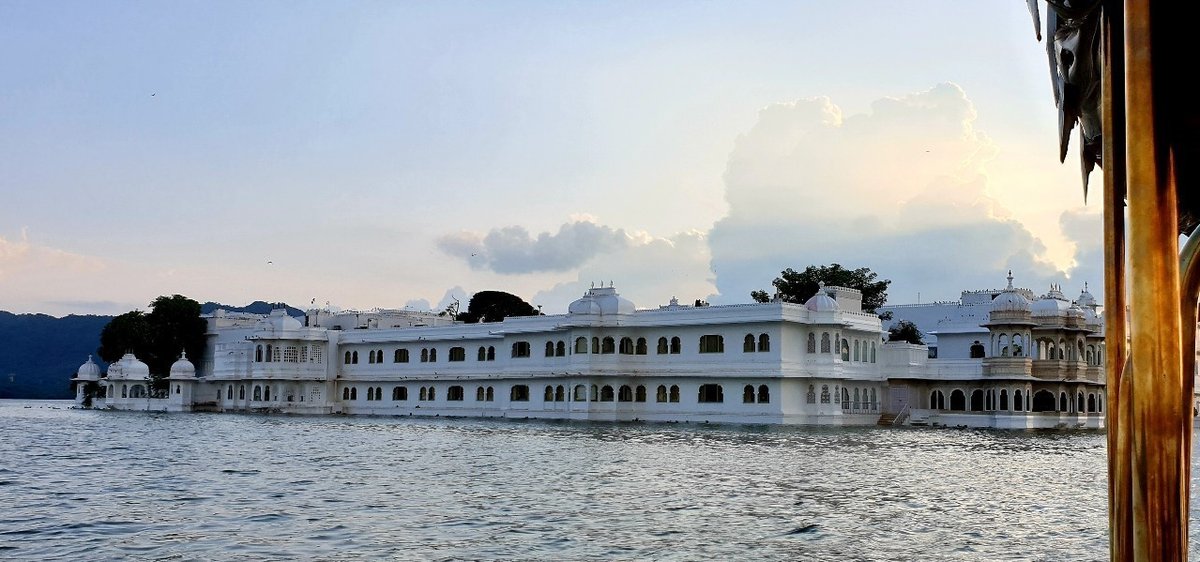 タージ レイク パレス -