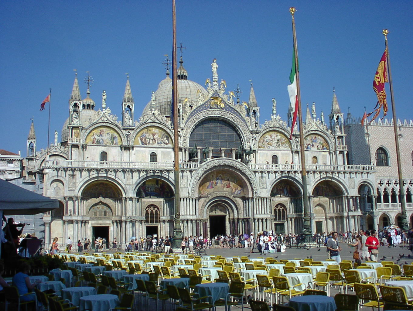 高潮でベネチア全域冠水 都市機能がまひ１日、高潮で完全に水没したベネチアのサンマルコ広場 共同四国新聞社