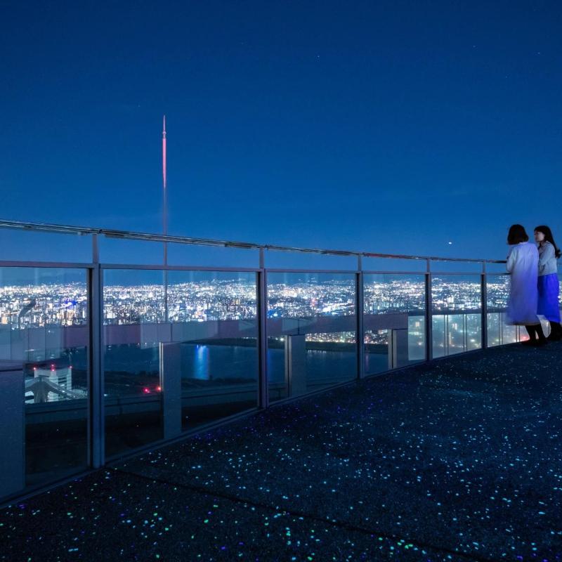 空と人がつながる場所夕陽に包まれる展望台で、心に残る瞬間を。 \ Where the