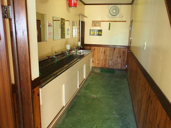 白馬岳頂上宿舎 宿泊記 大雪渓を登り栂池に縦走する白馬岳登山、朝夕バイキングの山小屋に泊まる山旅 -