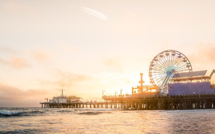 Santa Monica Pier西海岸の人気観光スポット サンタモニカの歴史的桟橋 –