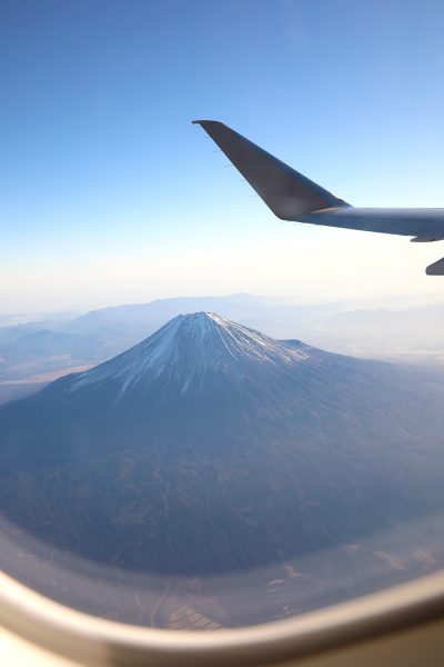 羽田空港 公式アカウント⛰羽田空港から見る富士山。 ちょうど今の時期は空気が澄んでいて、富士山がキレイに見える日が多いです。 晴れの羽田空港に来た