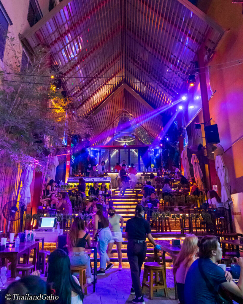 2019年バンコク旅行 夜のカオサン通りがなぜ旅人に人気か調べて来ました！レストラン、バー、ダンスクラブからタイマッサージまで眠らない通りを散策！タイ・バンコク旅行情報とレストラン・スパ・お土産・雑貨・生活情報など旅ライターがご紹介します