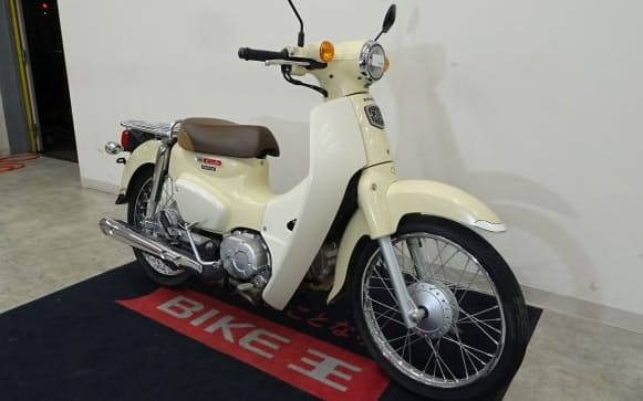 原チャリ紹介いきます‼️ カブ50です😌 これはやばいです😃💦 もはやカブには見えませんね😁 普通にカッコいいです😆🎵🎵ライン塗装などもいいですね😁