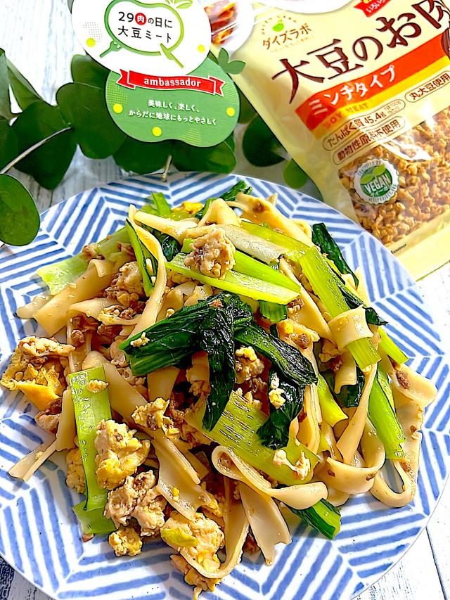 シーロムのおすすめ朝食！バンコクのローカル食堂の海鮮パッシーユお皿の上のアジア